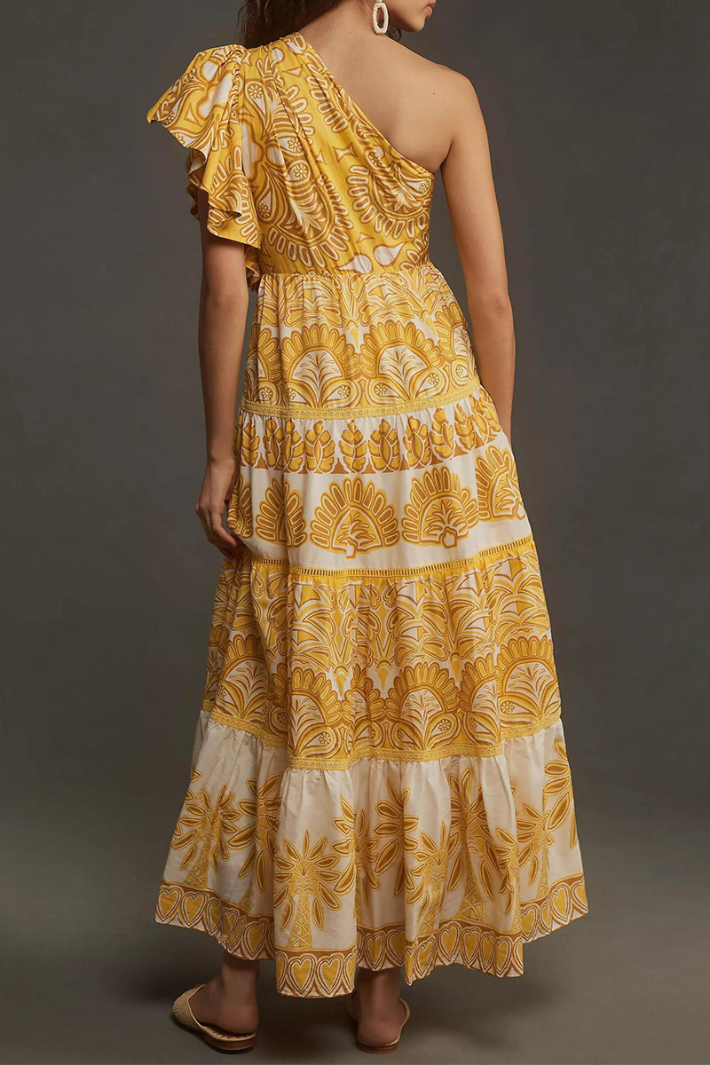 Elegante vestido irregular con hombros caídos y volantes con estampado floral