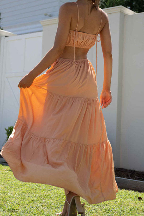 Vestido largo sin mangas con cintura abierta y capas 