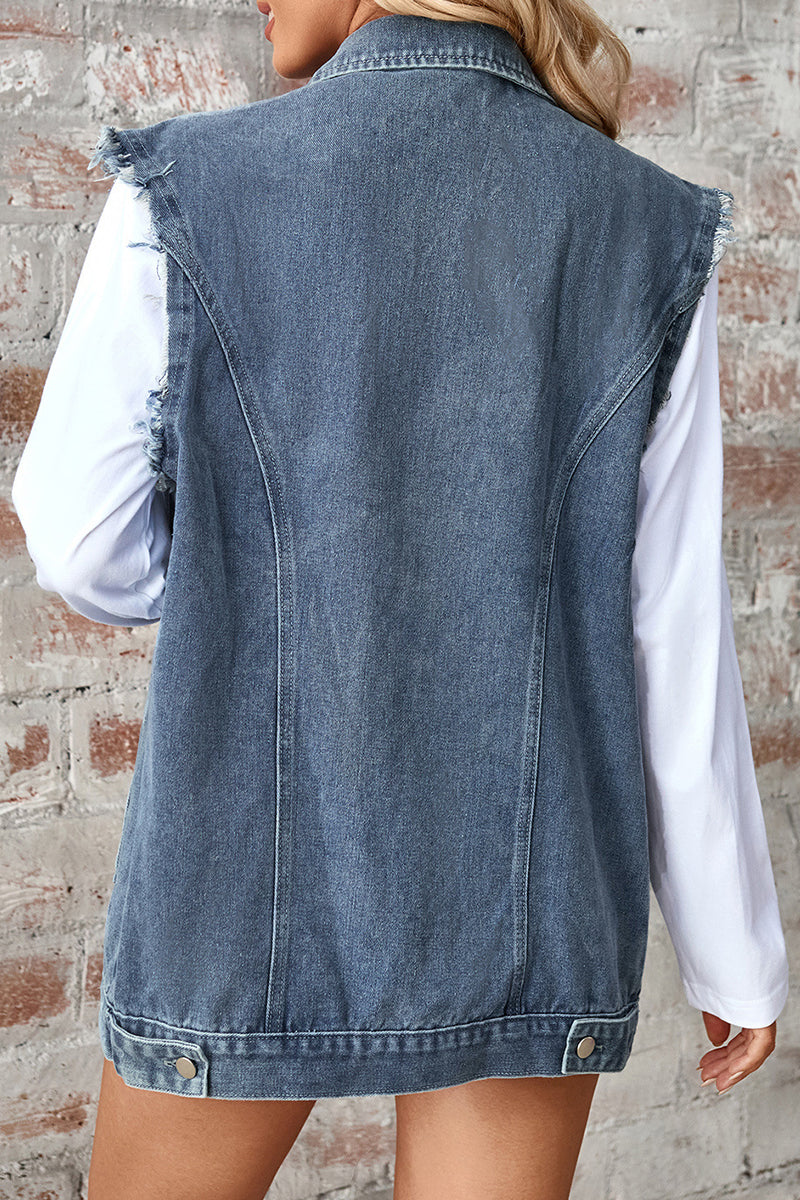 Chaqueta vaquera holgada informal de uso diario con botones desgastados y cuello vuelto sin mangas
