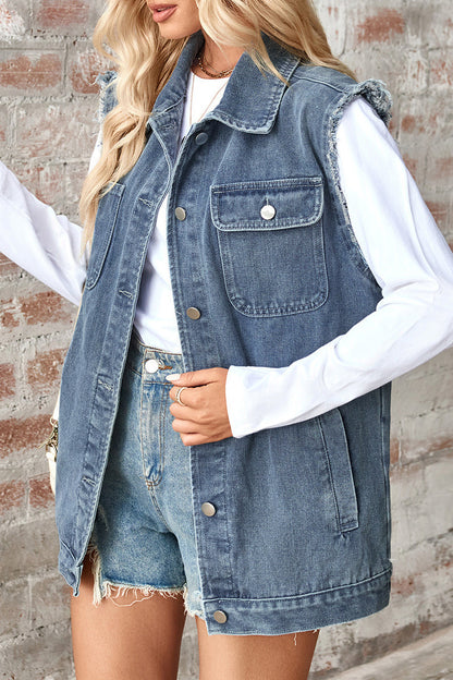 Chaqueta vaquera holgada informal de uso diario con botones desgastados y cuello vuelto sin mangas