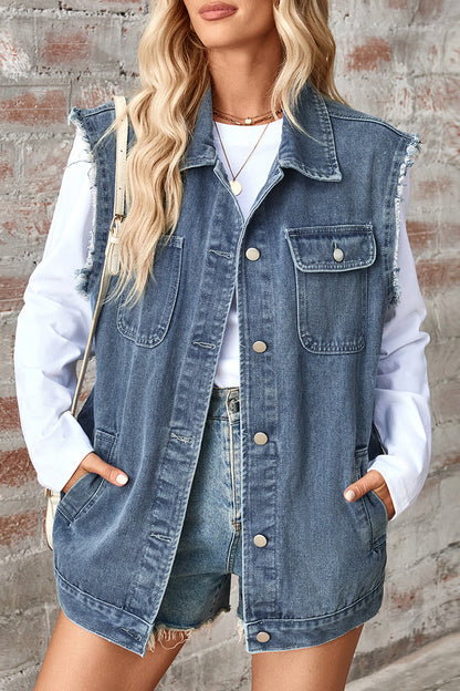 Chaqueta vaquera holgada informal de uso diario con botones desgastados y cuello vuelto sin mangas