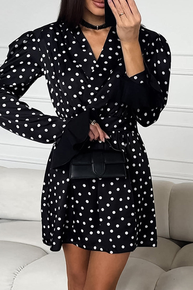 Elegantes vestidos con falda y escote en V en contraste de lunares