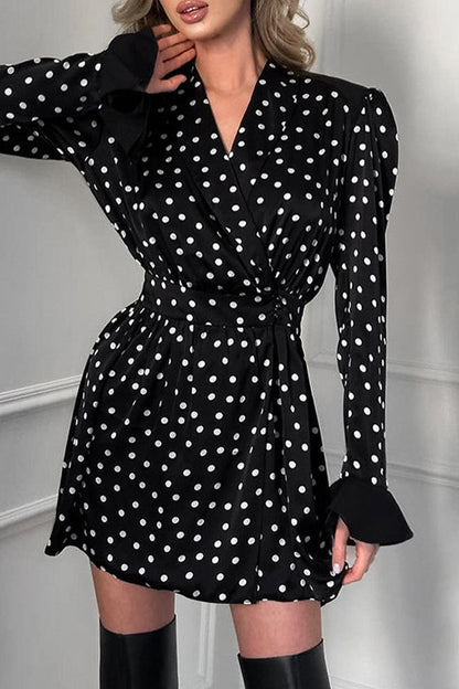 Elegantes vestidos con falda y escote en V en contraste de lunares