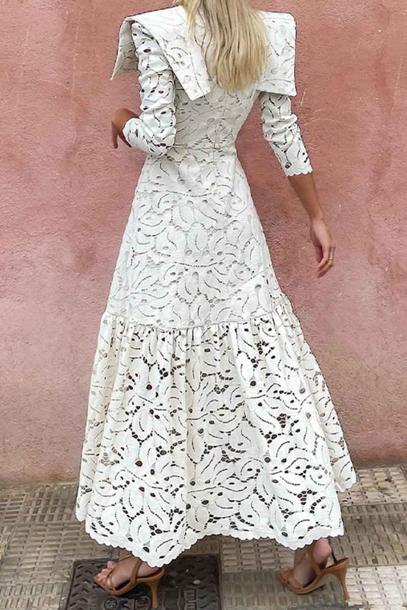 Elegante vestido de falda con cuello alto y retazos de encaje