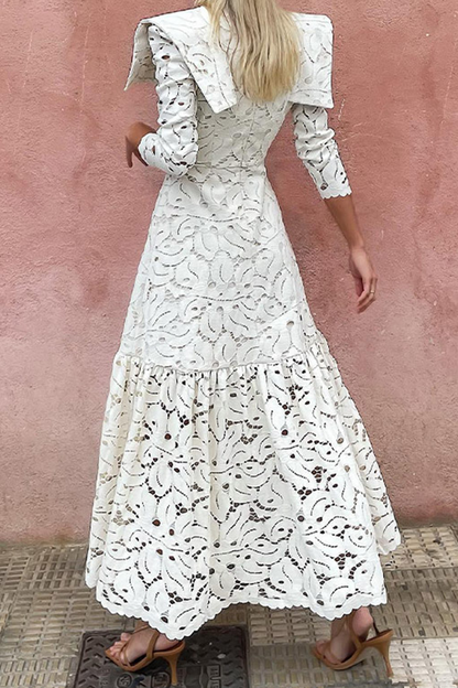 Elegante vestido de falda con cuello alto y retazos de encaje