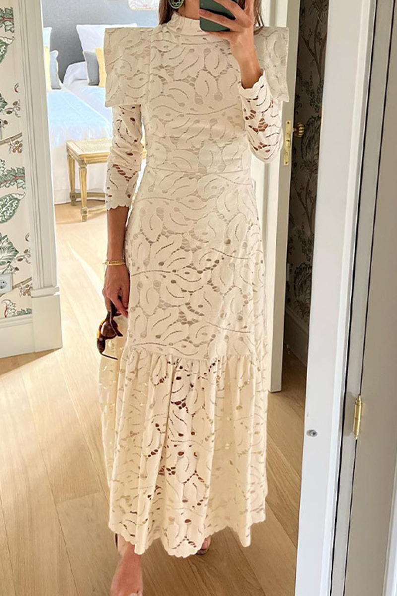 Elegante vestido de falda con cuello alto y retazos de encaje