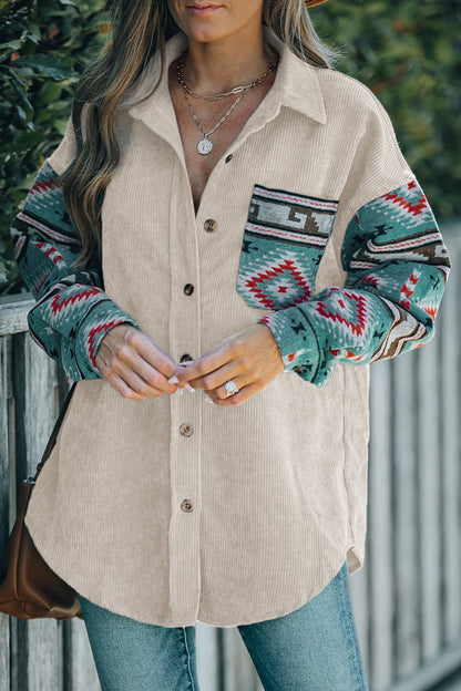 Blusa informal con cuello vuelto, estampado geométrico, bolsillos y patchwork en contraste
