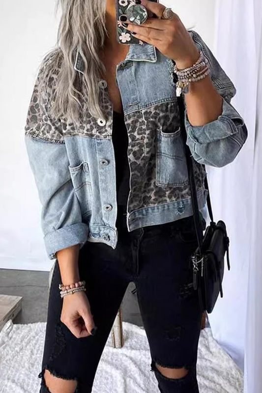 Prenda exterior informal con cuello vuelto, botones y patchwork en contraste con estampado de leopardo