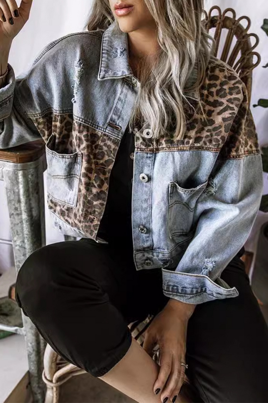 Prenda exterior informal con cuello vuelto, botones y patchwork en contraste con estampado de leopardo