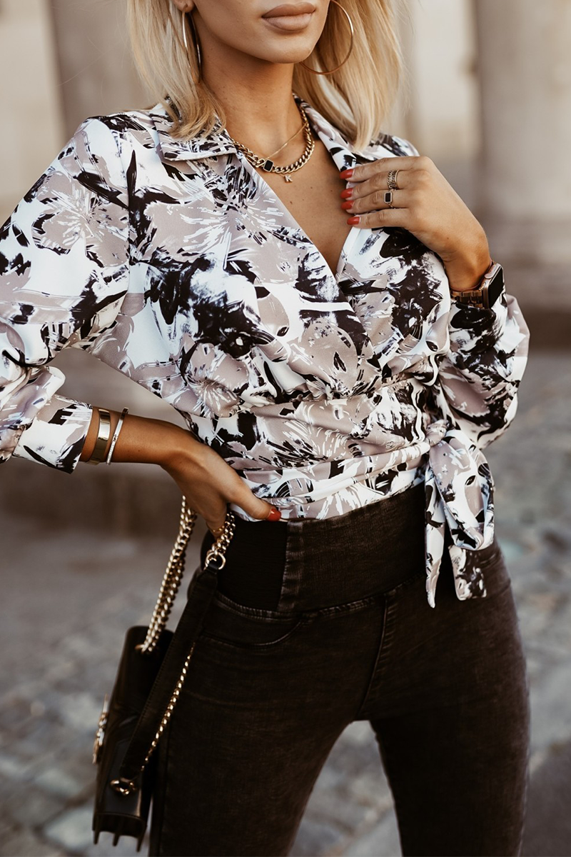 Blusas casuales con cuello vuelto, cordones y estampado geométrico