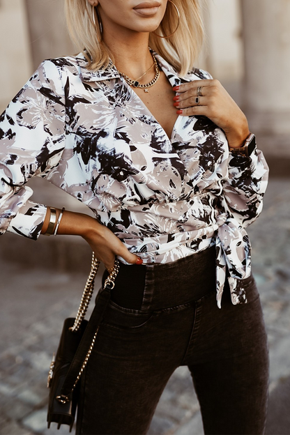 Blusas casuales con cuello vuelto, cordones y estampado geométrico