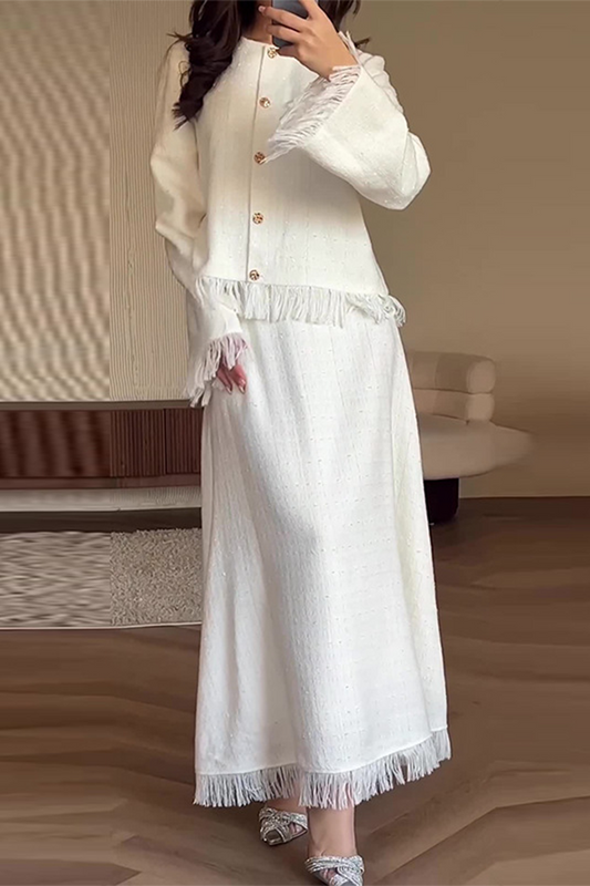 Elegante conjunto de dos piezas con botones y flecos, cuello redondo y manga larga