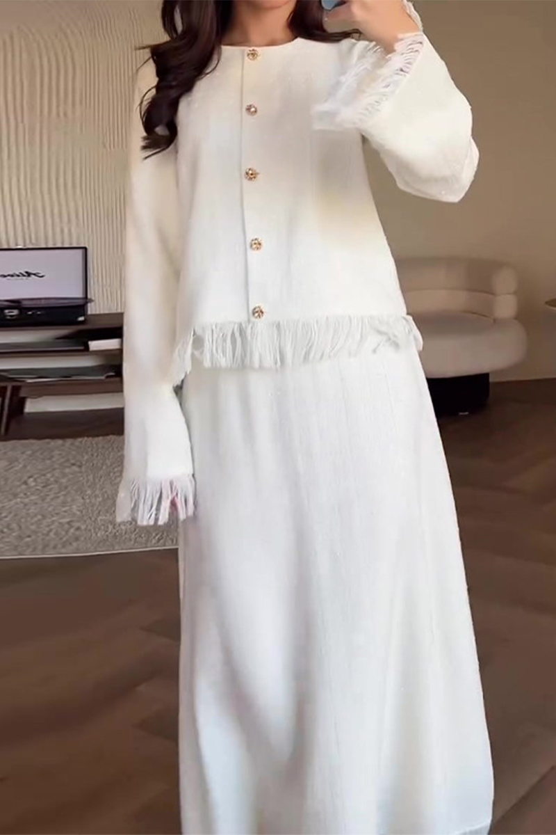 Elegante conjunto de dos piezas con botones y flecos, cuello redondo y manga larga