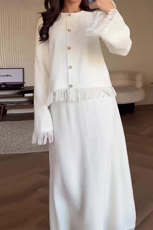 Elegante conjunto de dos piezas con botones y flecos, cuello redondo y manga larga