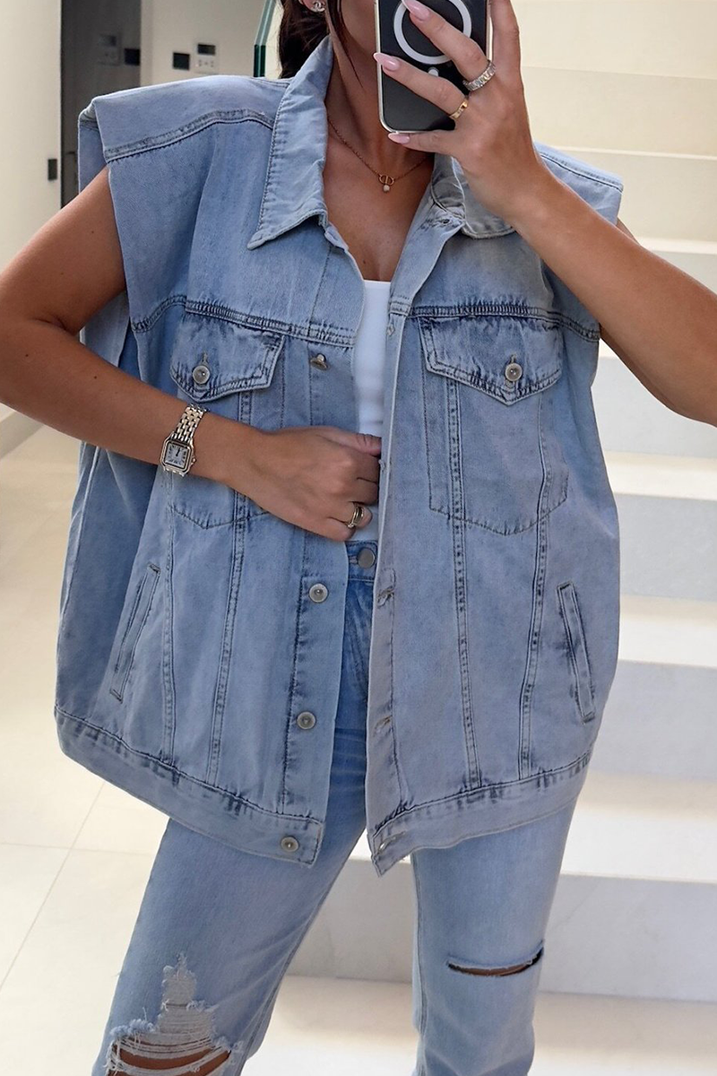 Chaqueta vaquera informal holgada, sin mangas, con botones desgastados y cuello vuelto