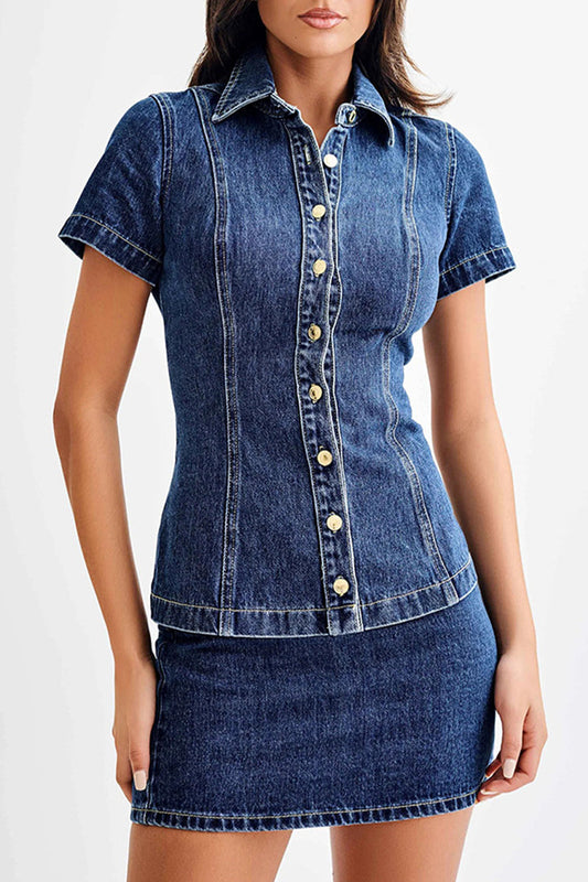 Conjunto informal de dos piezas con botones desgastados, cuello vuelto y manga corta