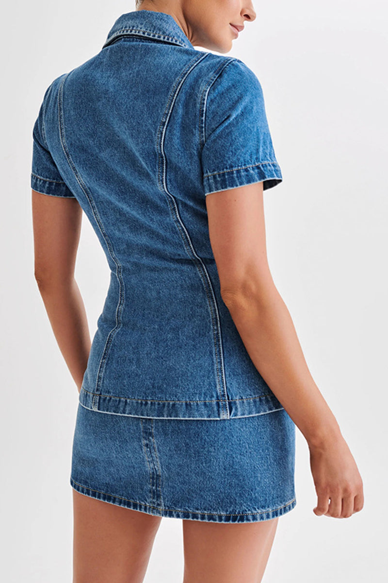 Conjunto informal de dos piezas con botones desgastados, cuello vuelto y manga corta