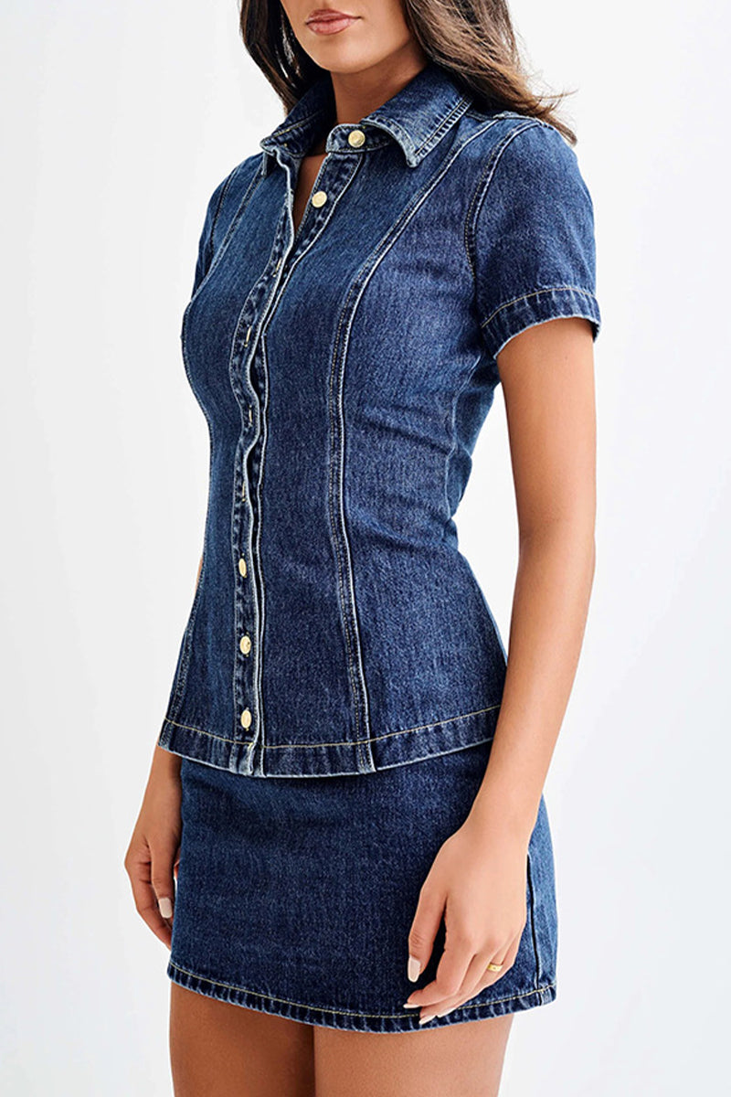 Conjunto informal de dos piezas con botones desgastados, cuello vuelto y manga corta