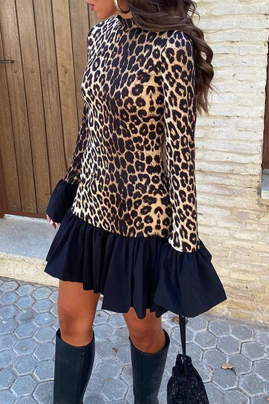 Elegante minivestido de cuello alto con volantes y retazos de leopardo para la calle