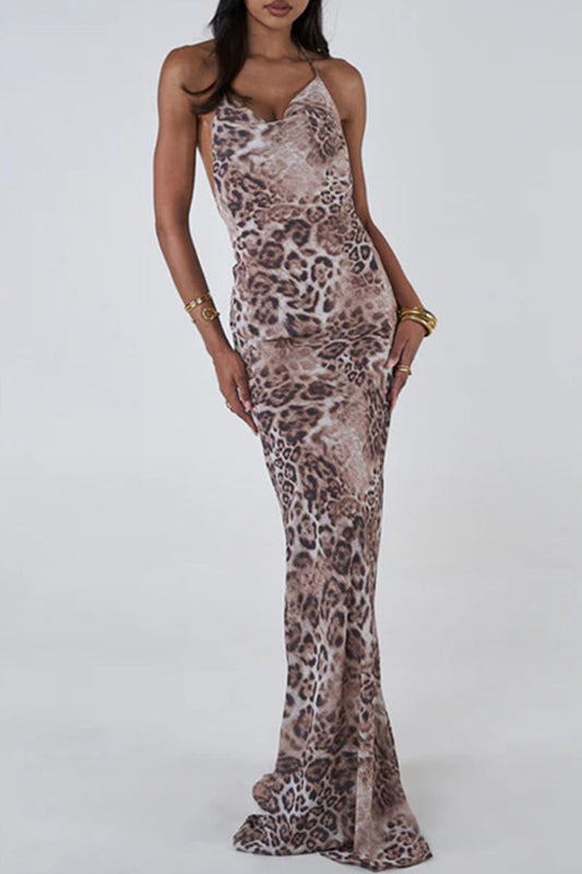Elegante vestido largo con cuello halter, espalda descubierta y diseño de patchwork con estampado de leopardo