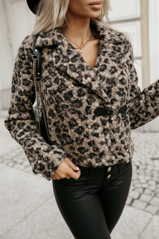 Prenda exterior informal de calle con botones y estampado de cebra, cuello vuelto en contraste y esponjoso