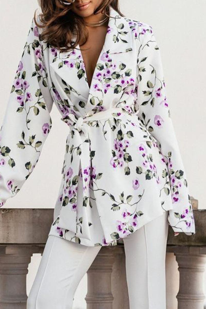 Prendas de abrigo informales con cuello vuelto, cinturón y estampado de leopardo y flores de calle