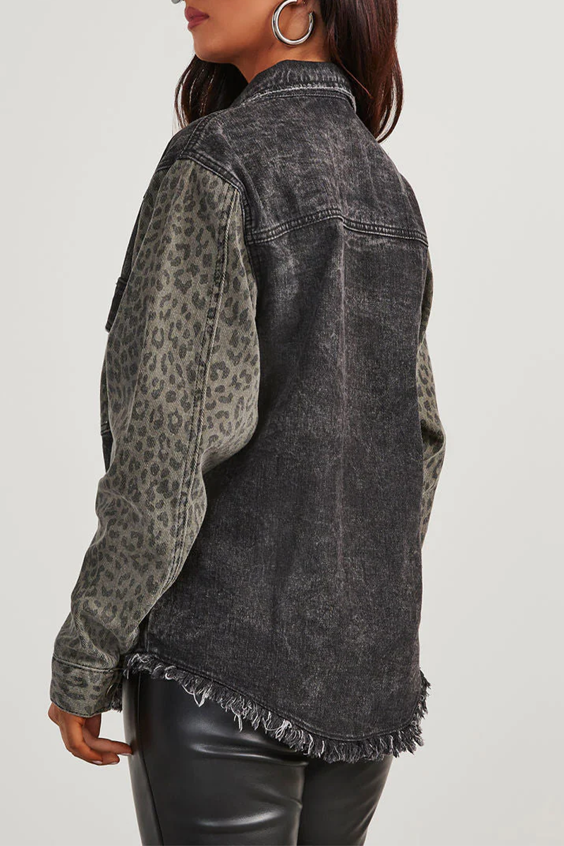 Prenda exterior informal de calle con estampado de leopardo, botones desgastados, patchwork y cuello vuelto