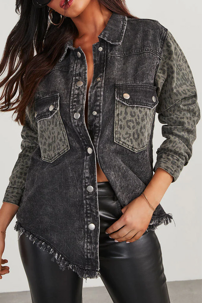 Prenda exterior informal de calle con estampado de leopardo, botones desgastados, patchwork y cuello vuelto
