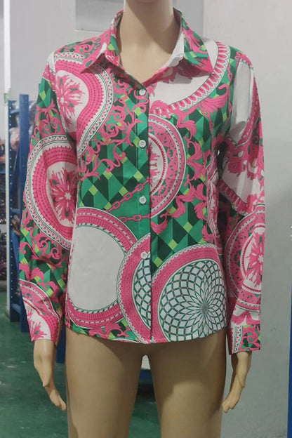Blusas elegantes con cuello vuelto, botones y contraste con estampado floral