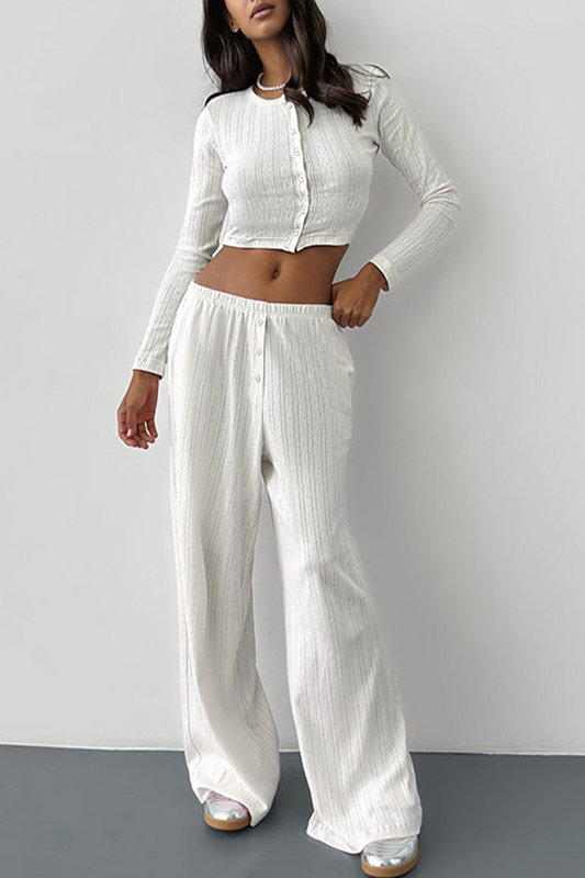 Conjunto informal de dos piezas con botones calados, cuello redondo y manga larga
