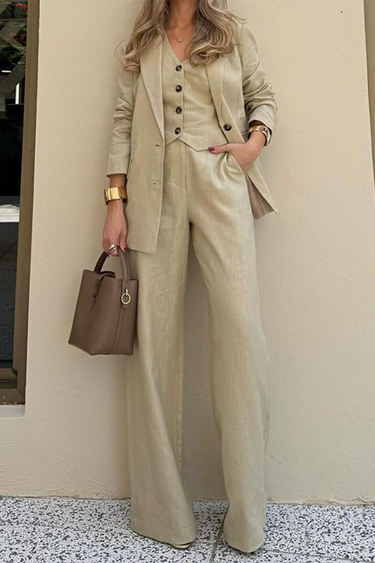 Conjunto informal de tres piezas con bolsillos, botones, cuello vuelto y manga larga