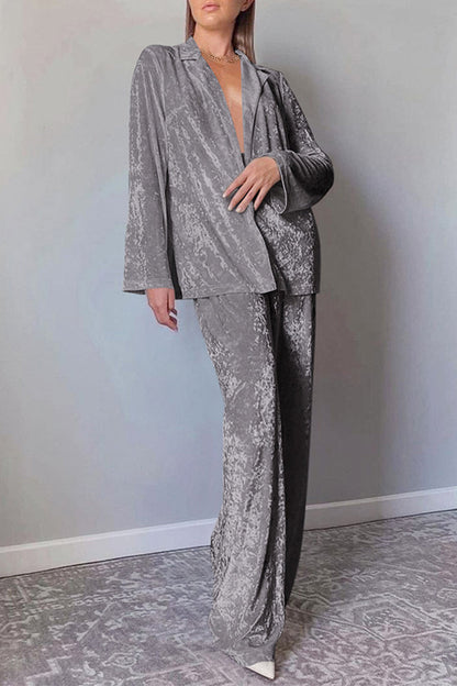 Conjunto de dos piezas informal, sencillo, liso, con cuello vuelto y manga larga