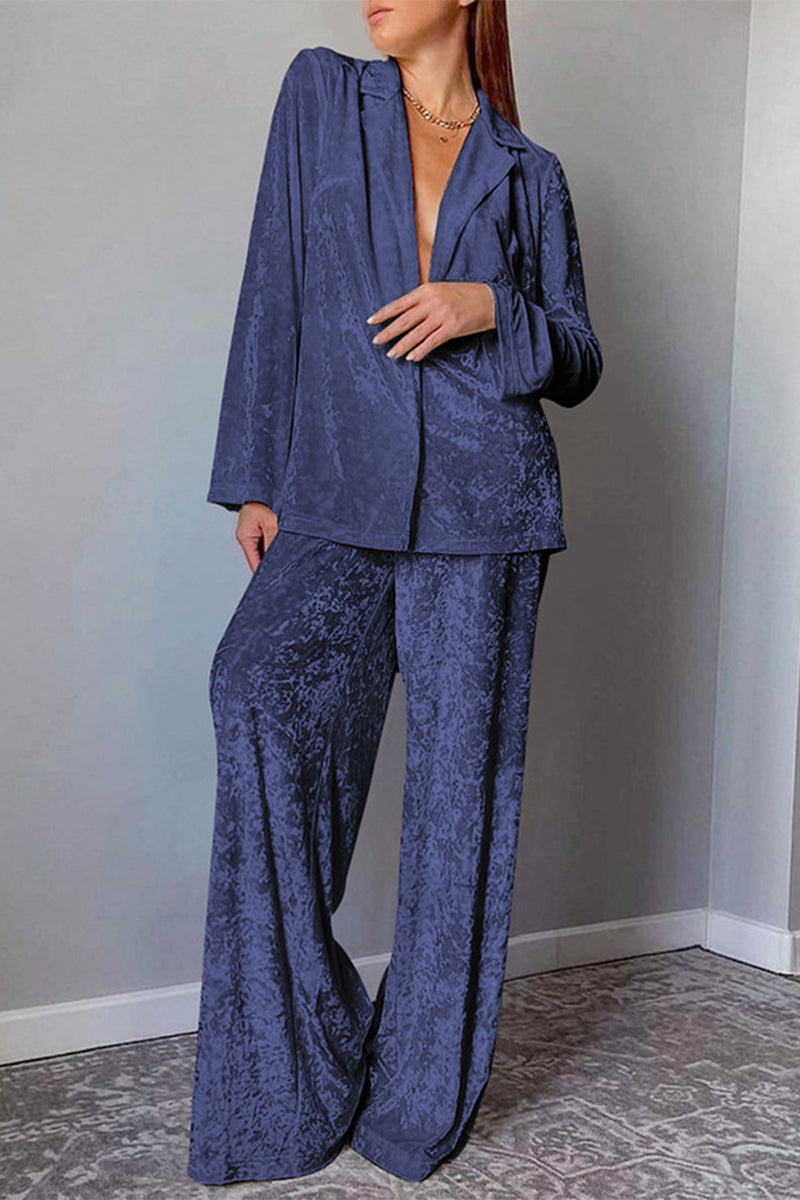 Conjunto de dos piezas informal, sencillo, liso, con cuello vuelto y manga larga