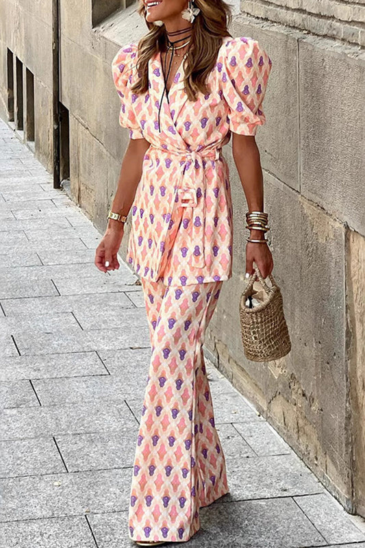 Conjunto informal de dos piezas con estampado geométrico urbano, cordones, escote en V en contraste, manga corta