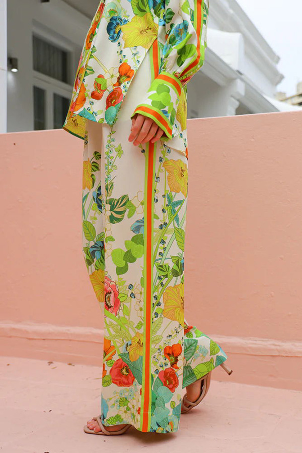 Pantalones anchos con bolsillos y cintura elástica en la espalda con estampado floral de satén