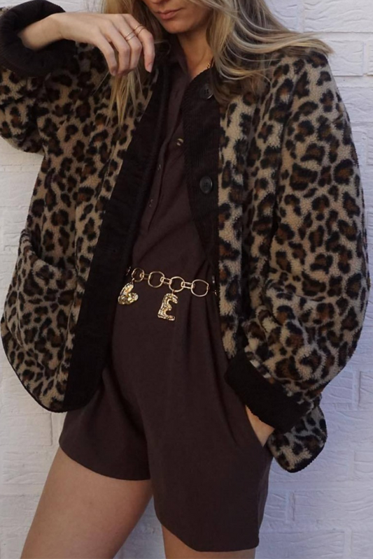 Prenda exterior informal de calle con estampado de leopardo, bolsillos y patchwork, cuello redondo y esponjosa
