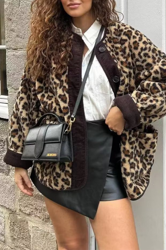 Prenda exterior informal de calle con estampado de leopardo, bolsillos y patchwork, cuello redondo y esponjosa