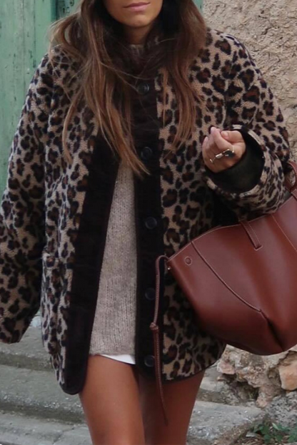 Prenda exterior informal de calle con estampado de leopardo, bolsillos y patchwork, cuello redondo y esponjosa