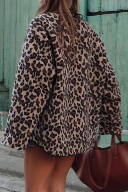 Prenda exterior informal de calle con estampado de leopardo, bolsillos y patchwork, cuello redondo y esponjosa