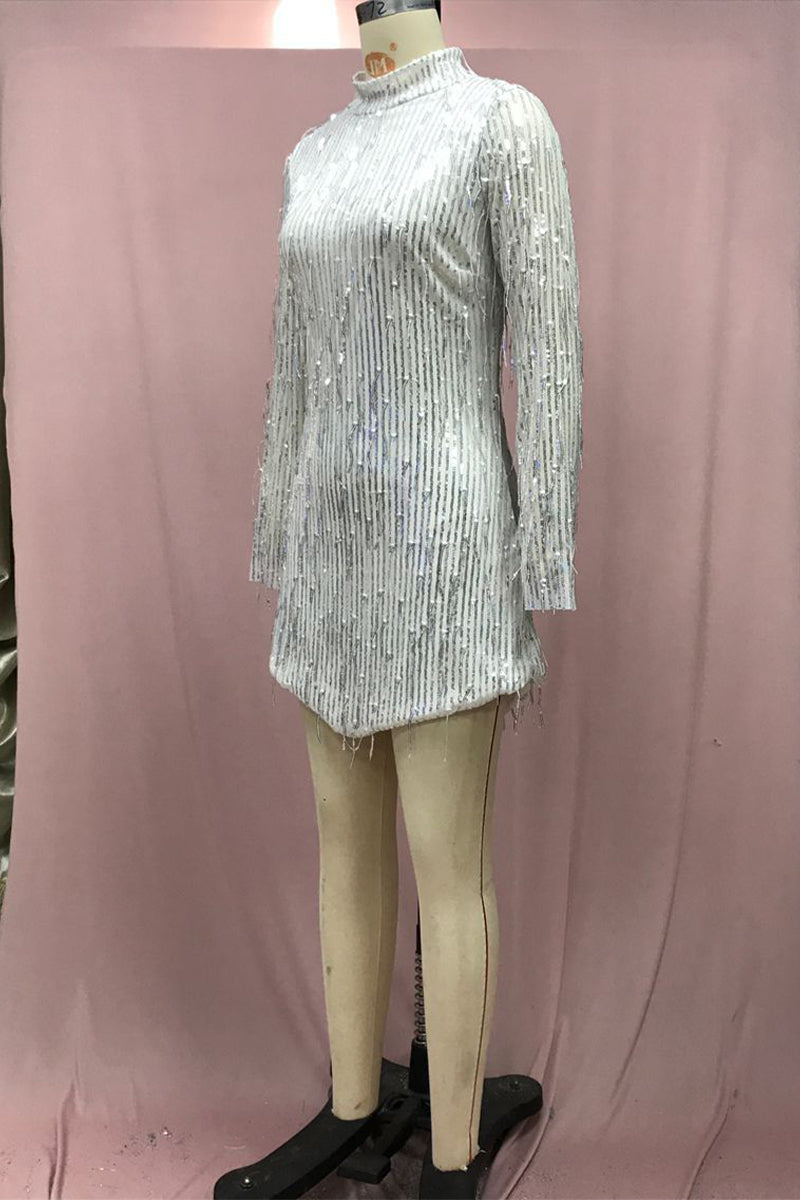 Vestido de noche de cuello alto con lentejuelas, espalda descubierta y borlas de patchwork