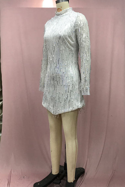 Vestido de noche de cuello alto con lentejuelas, espalda descubierta y borlas de patchwork