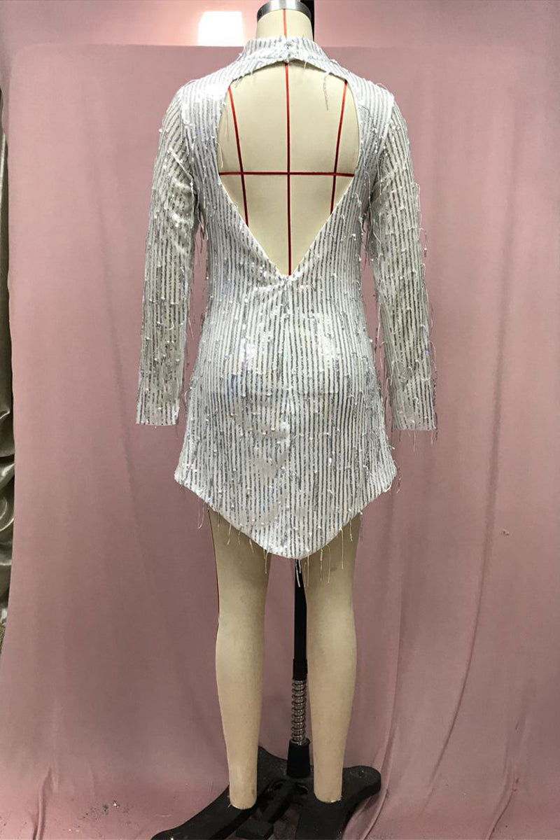 Vestido de noche de cuello alto con lentejuelas, espalda descubierta y borlas de patchwork