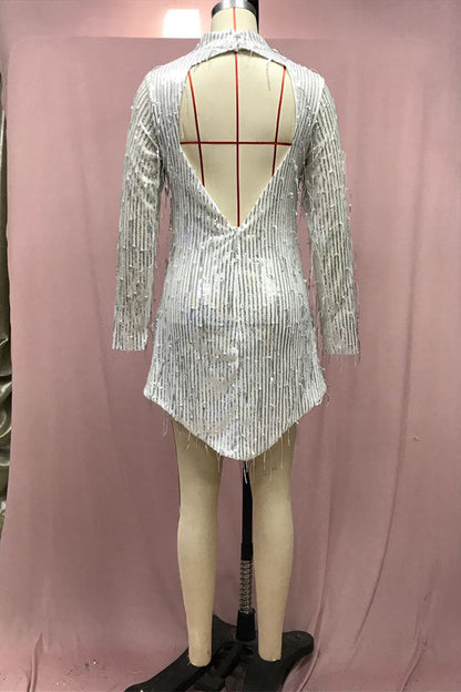 Vestido de noche de cuello alto con lentejuelas, espalda descubierta y borlas de patchwork