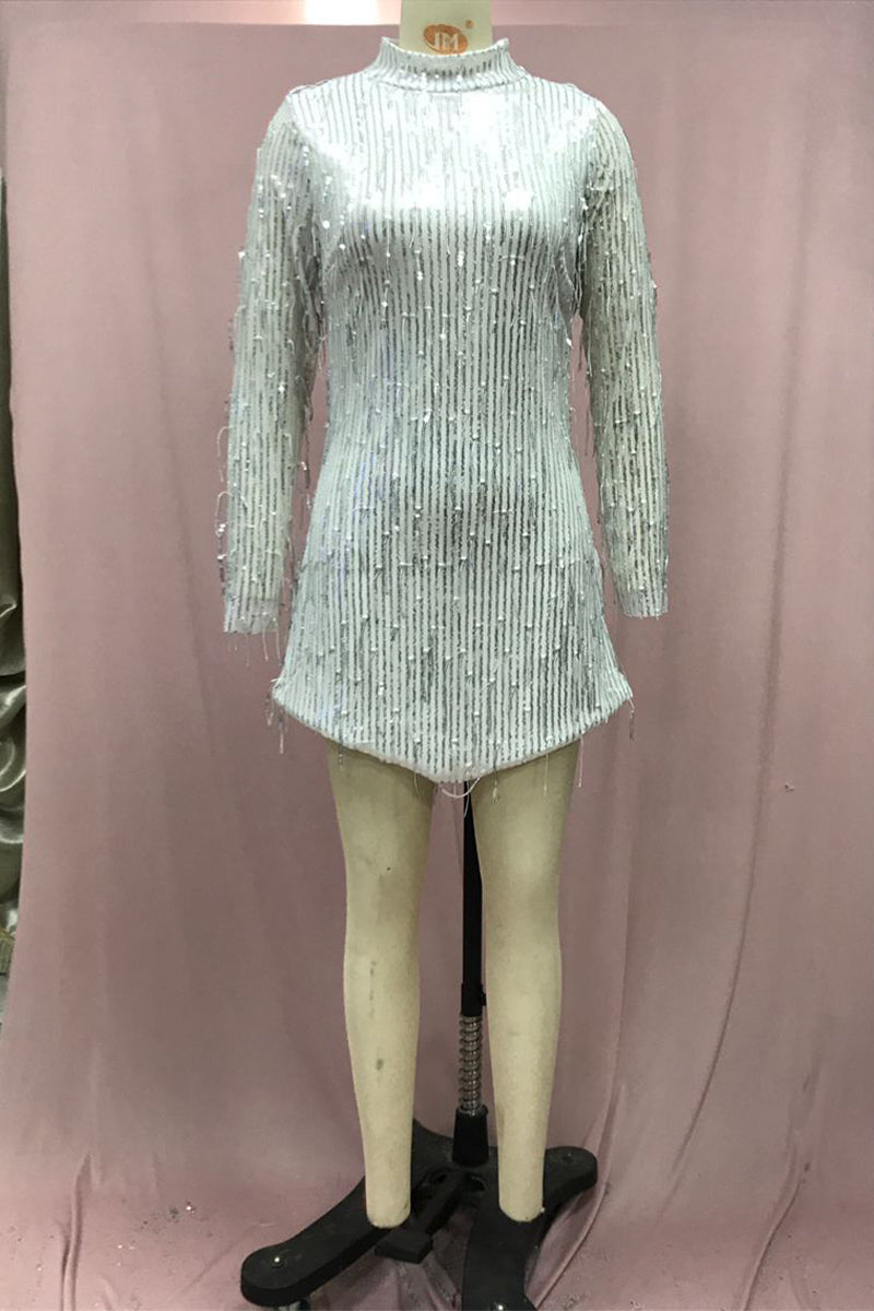 Vestido de noche de cuello alto con lentejuelas, espalda descubierta y borlas de patchwork