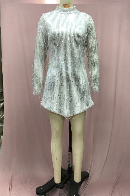 Vestido de noche de cuello alto con lentejuelas, espalda descubierta y borlas de patchwork