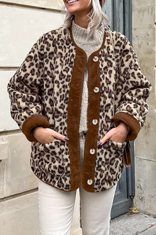 Prendas de abrigo informales con cuello redondo, botones y bolsillos de leopardo