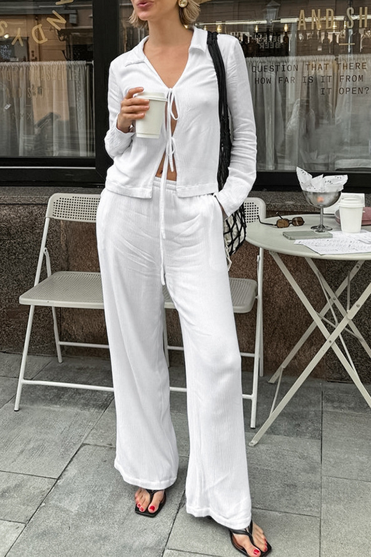 Conjunto informal de dos piezas con cuello vuelto, manga larga y bolsillos de calle con cordones