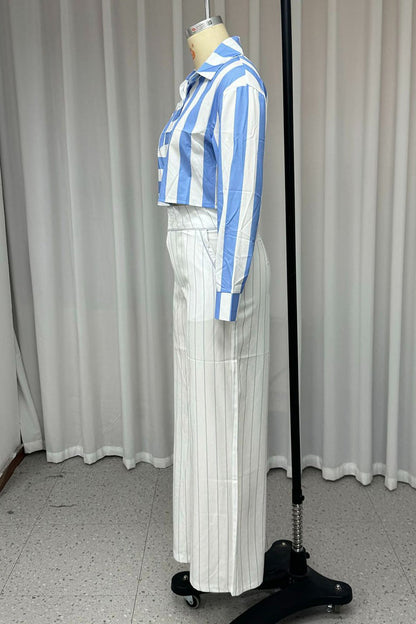 Conjunto informal de dos piezas con cuello vuelto, manga larga, botones y patchwork a rayas