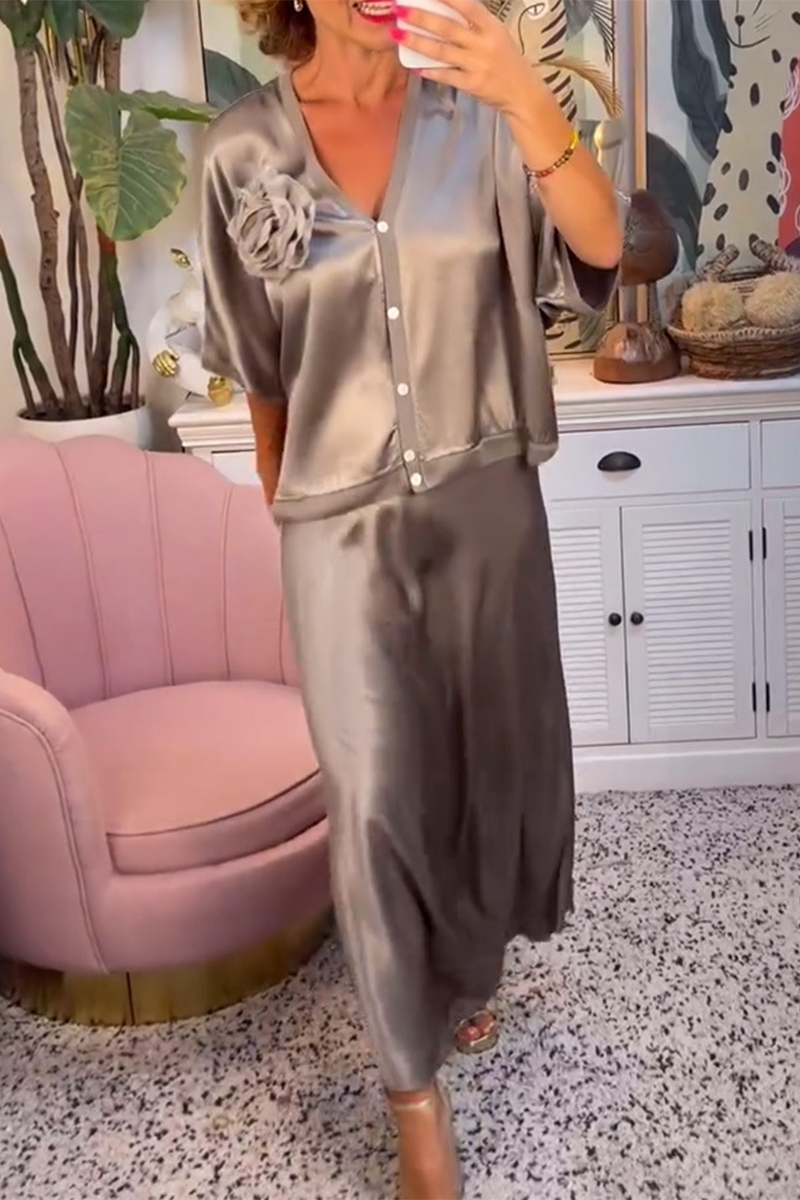 Elegante conjunto de dos piezas con botones, forma de flor, escote en V y media manga