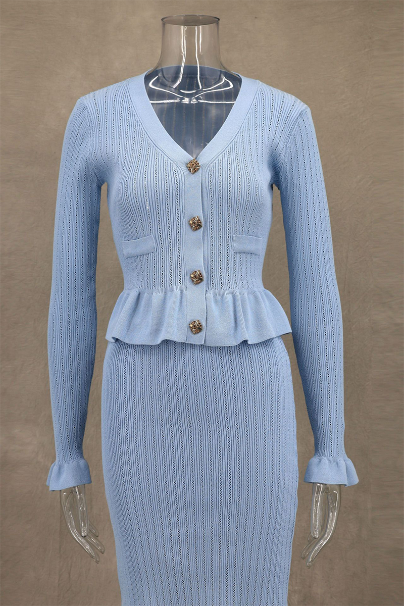 Elegante conjunto de dos piezas con escote en V, manga larga, botones y volantes de cola de pez